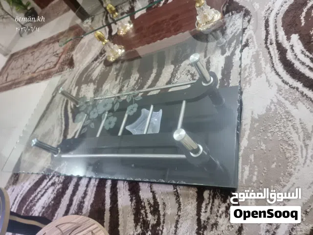 طاولتين وسط زجاج كبار جدا وطاولتين سرفيس خشب
