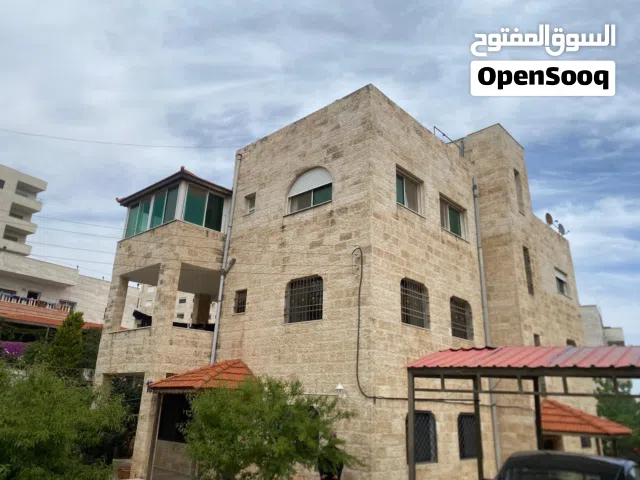 شقة طابقية بمدخلين في السلط اسكان المهندسين موقع ممتاز على شارعين اربع واجهات حجر  سكني أ