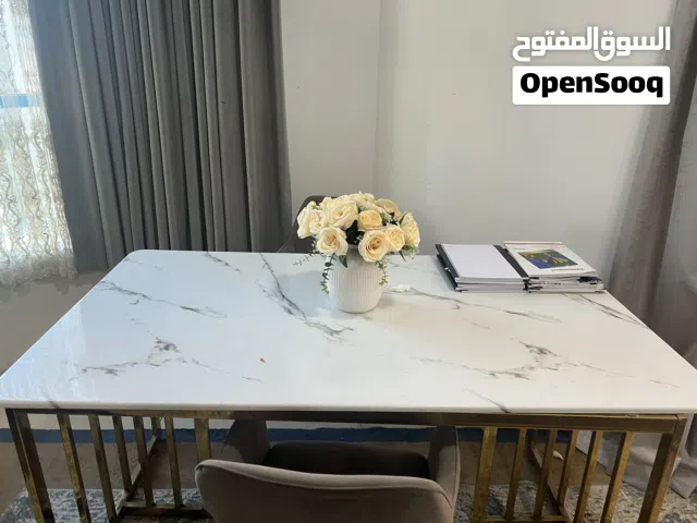 طاوله واربع كراسي بحاله الوكاله لوت ابيض وصهبي في عجمان سبب البيع رح نسافر