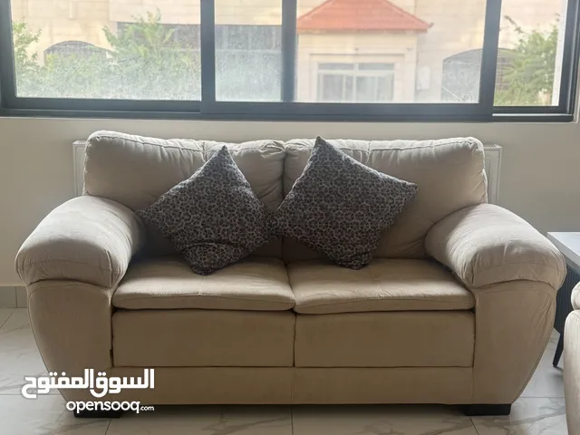 كنب 4 قطع استعمال خفيف 3 شهور. البيع لدواعي السفر بيع سريع بسبب السفر.