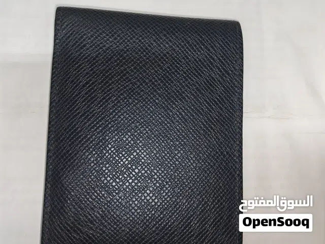 ا محفظة رجالية من علامة لويس فيتون (Louis Vuitton) الفاخرة.