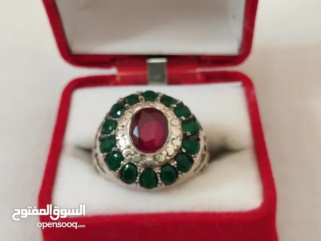 خاتم من الفضة الخالصة مرصع بحجر الياقوت واحجار الزمرد