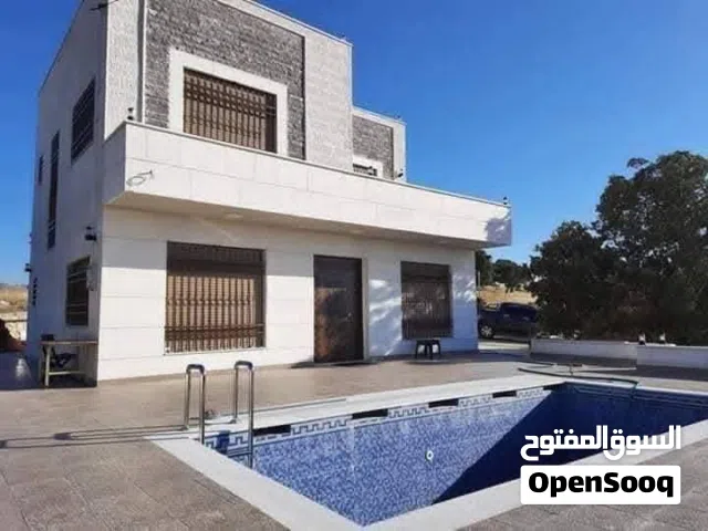 مزرعه للبيع منطقه العالوك اعلى قمه بالقرب من الكمشه وشارع الأردن مطعم قصر الجبل وسوار الياسمين