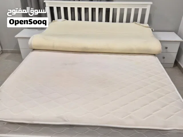سرير من هوم بوكس مع مرتبة مع لبادة سرير مع 2 كوميدون