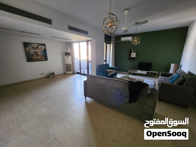 شقة للايجار في شارع حيفا نظيفة ومؤثثه جزئي