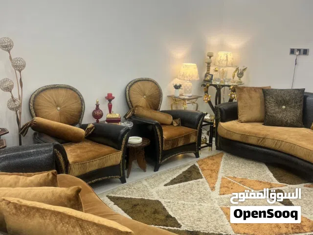 غرفة جلوس مع سجاده( زوليه) مع طبلات