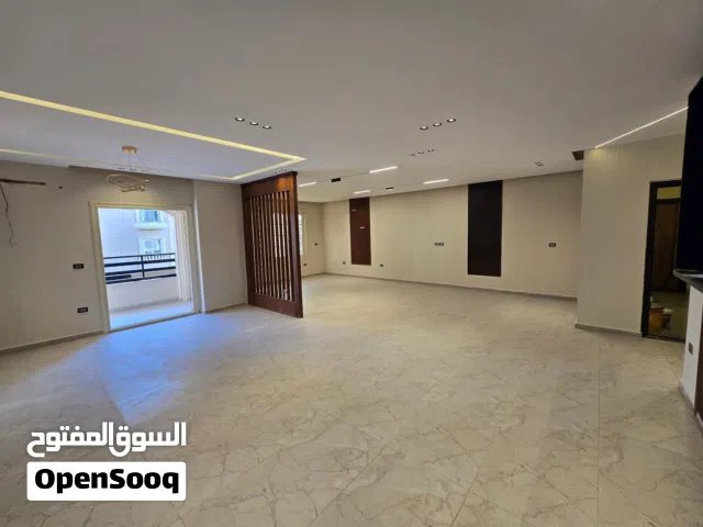 ثلاث شقق للبيع الحي السابع الشيخ زايد