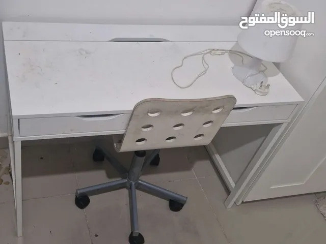 مكتب طاولة كمبيوتر لون أبيض (إيكيا) مع كرسي مكتبي خشب متحرك