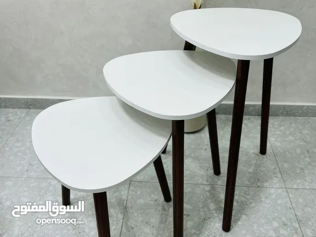 طقم من 3 طاولات متداخلة بتصاميم هندسية أنيقة تناسب كل ديكور، سواء مودرن أو كلاسيك