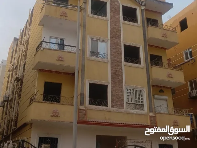 شقه للبيع بالتوسعات الشماليه اكتوبر من المالك بجوار ماونتن فيو ارضي مرتفع بحديقه خاصه