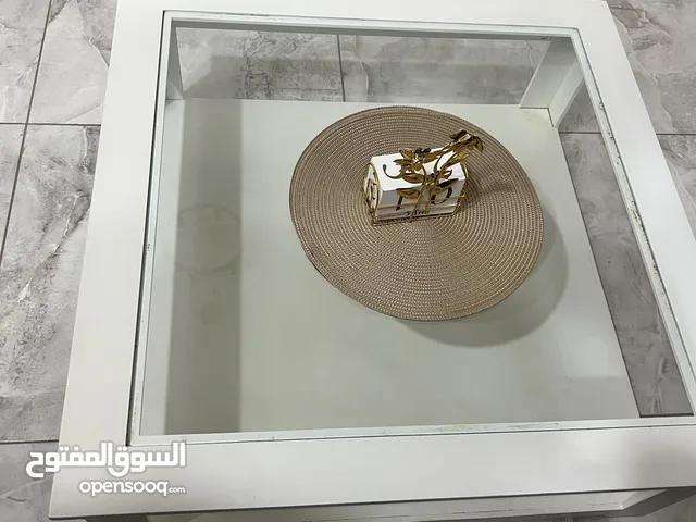 طاولة لون ابيض جميلة هلبا تمشي في اي مكان الحالة ممتازة سعر كزيوني