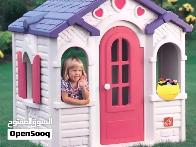 هذا البيت الكلاسيكي من شركة **Step2** يعتبر من القطع المحبوبة جداً للأطفال، وهو مثالي لإضافة لمسة ك