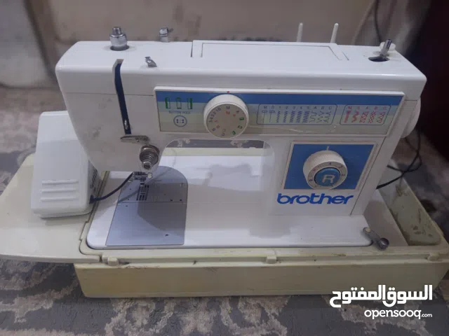 مكينة خياطة وتطريز من شركة brother نظيفة وبيه مجال