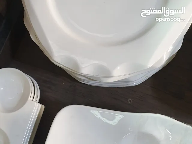 شروه بسعر حرق للبيع المستعجل صحون بورسلان نثريات اكسسوارات سناسيل اساور حلوق ب 10 قروش