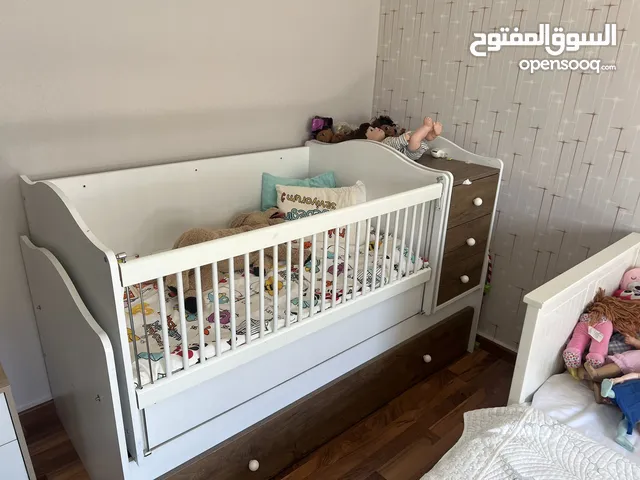 تخت اطفال تركي بحاله ممتازه جدا وخزانه شبابه صناعه تركيه بحاله ممتازه