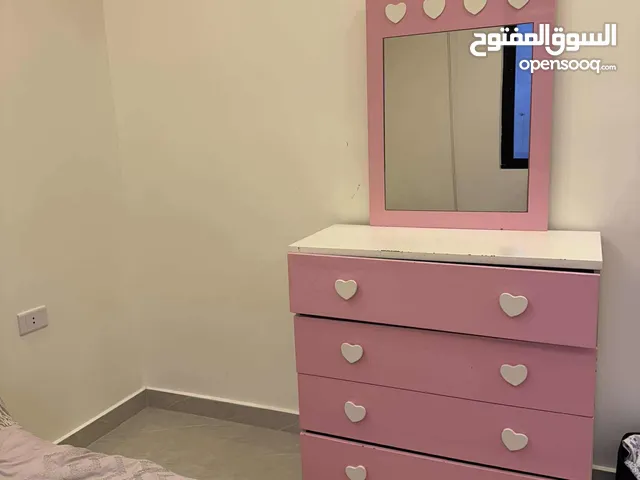 غرفه بنات مفرد ونص تتكون من : تخت درج جانبي تواليت مع ادراجها قياس التخت مفرد ونص (عرض 120سم )