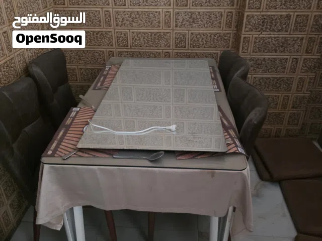 طاولات وكراسي تصلح لمطعم او منزل