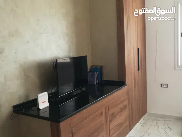 شبه إقامة متكونة من طابق أرضي و 5 شقق علوية