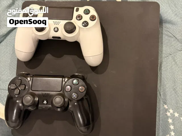 PS4 slim comes with 2 controllers