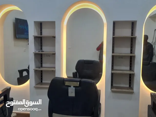 محل حلاق للايجار كامل فيه 3 كراسي للحلاقة وكرسي غسيل
