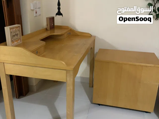 مكتب متكون من قطعتين في حالة جيدة جدا