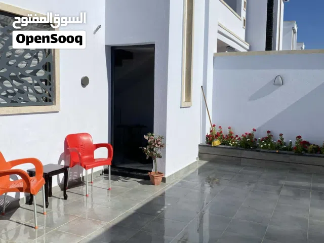 فيلا ارضية جديدة مأثثة مقسم مغلق تبعد ع الرئيسي 350م عين زارة الكحيلي شارع قراره شارع قطران بالكامل