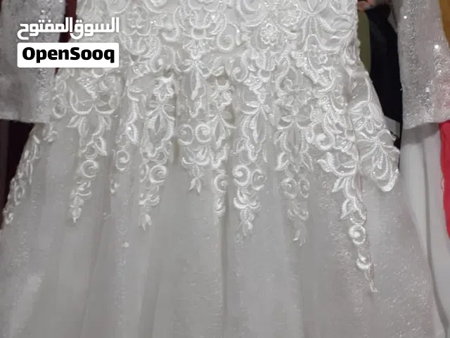 فستان فرح أنيق جداً وكلاسيكي للبيع، استعمال شخصي لبسة واحدة فقط لمدة ساعات (بحالة الجديد تماماً