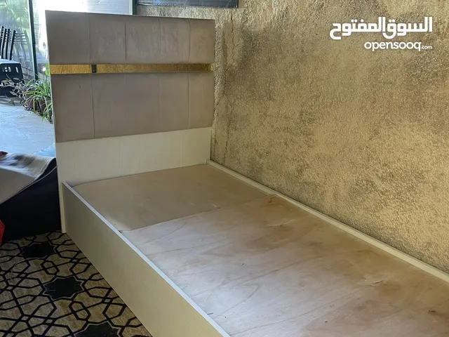 سرير بحاله جيده مع فرشه