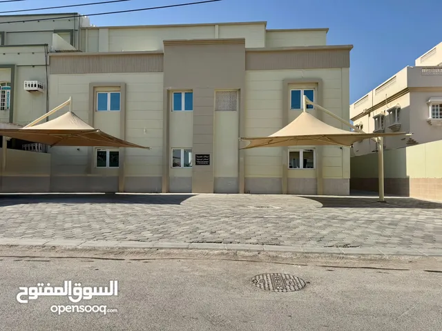 مبنى جديد عبارة عن شقق للعوائل بموقع متميز بسوق الخوض بنايه نظيفه يوجد عامل للتنظيف وانترنت مجاني