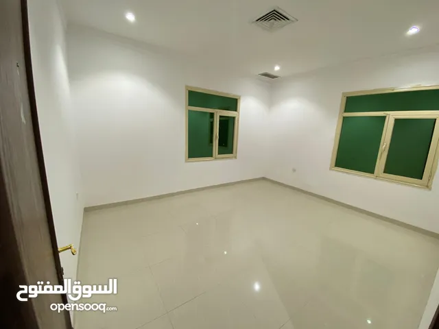 شقه موقع ممتاز 3غرف منهم غرفه ماستر وغرفه خادمه للإيجار