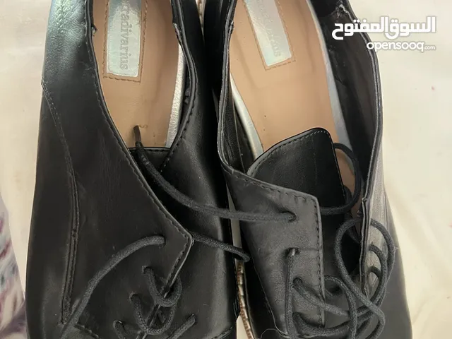 جوتي كلاسيكي ومريح ماركة