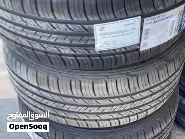 سيريه اطارات كوريه نوع KUMHO صلاحيه جديده كما موضح بالصور رقمهم 235/50/19 للبيع