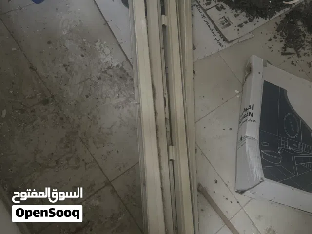 الامنيوم جرجوب بس حق الباب في وزن الي جاد يتصل