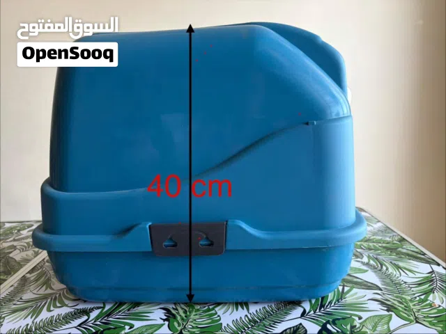 صندوق فضلات قطط إيطالي مغلق مع فلتر ومجرفة – بحالة ممتازة