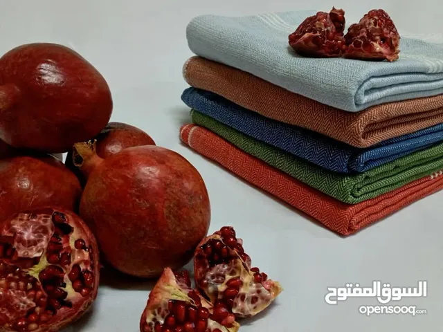 منشفة قطنية يدوية الصنع، طبيعية 100٪، خفيفة الوزن ومصبوغة بألوان طبيعية.