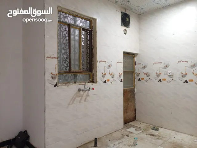 شقة سكنية حديثة ضمن بنايه سكنيه تحتوي على مصعد 24 ساعة للإيجار في التنومة حي الإيطالي