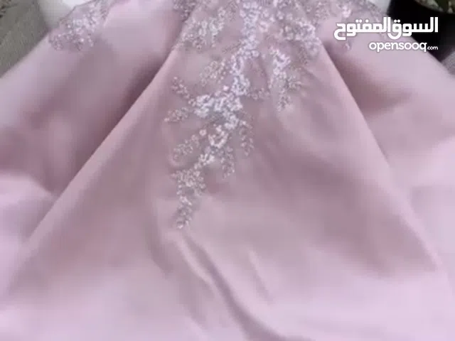 للبيع فستان جميل جدا استخدام مره واحده لمدة ساعتين فقط