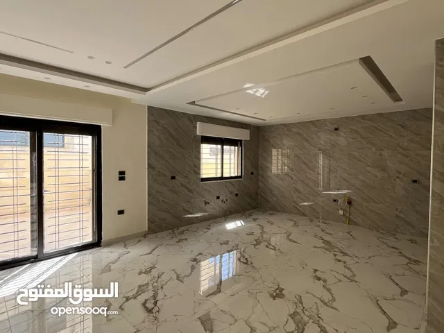 شقة مميزة في شارع الخدمات طريق المطار بتشطيب فندقي و اطلاله رائعه