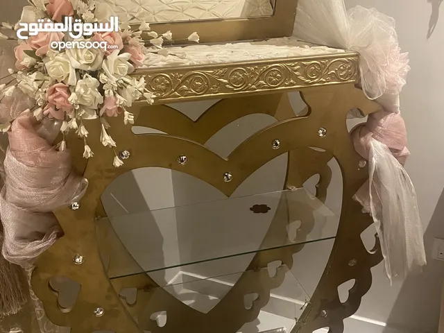 عربية ملكة او دبش خشب مع ارفف زجاج