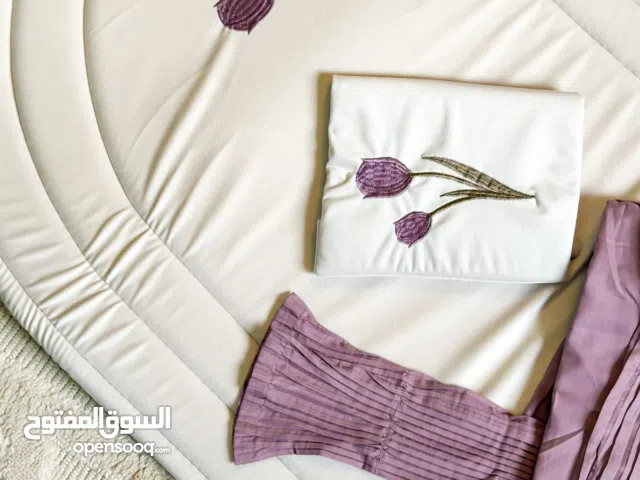 سجادات صلاة مبطنة اسفنج مع طقم لبسة و غطاء قرآن