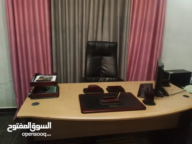 مكتب مع كرسي للبيع مع ملحقاته