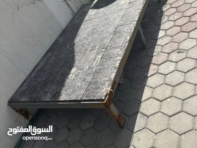 اغراض مخبز للبيع هزاز و محمل للبيع حديد يصلح منصة مسرح او محمل لمخبز للطحين