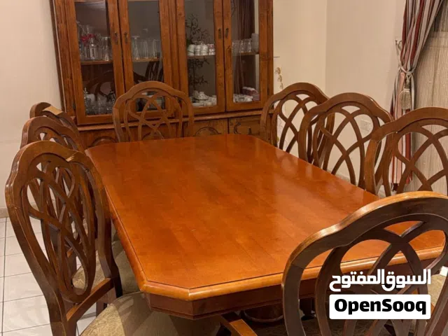 طاولة سفره بحاله جيده جداً 6 كراسي مع الدولاب