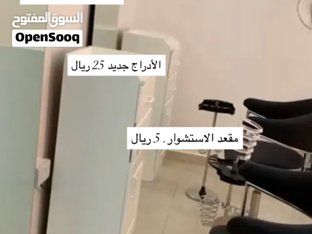 مرايا / كراسي / ادراج