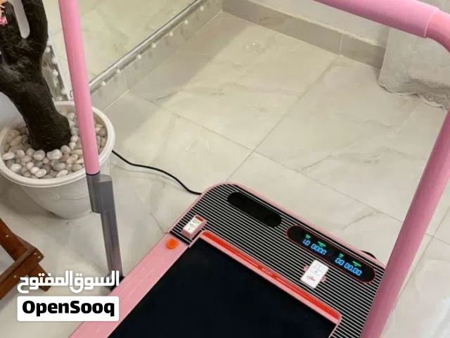 جهاز مشي كهربائي (Treadmill) بحالة ممتازة - وردي