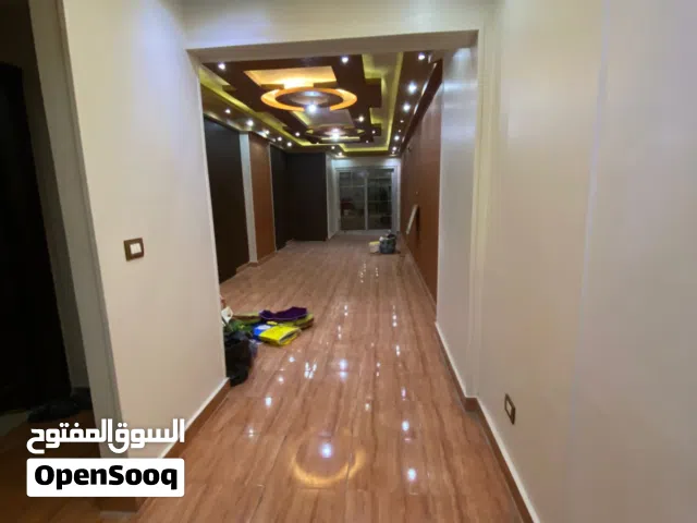 شقه للبيع في شارع خالد ابن الوليد و رابع نمره من البحر شارع 17 جمب الهيلتون