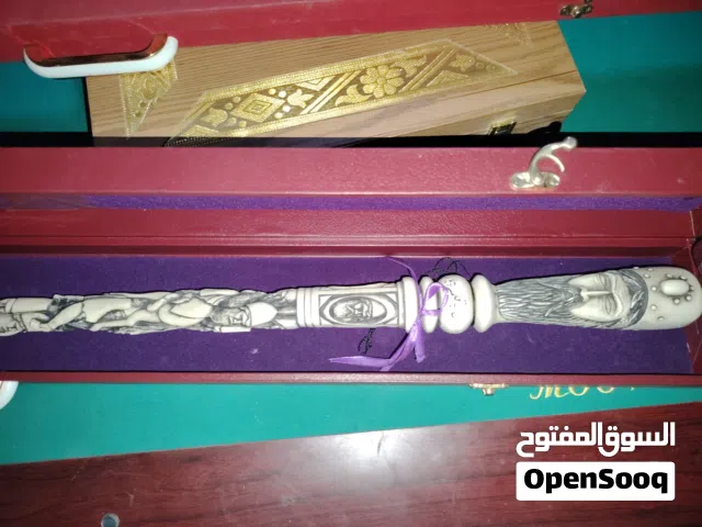 عصئ نادرة ومصر وشال وخنجر من هدايا المرحوم