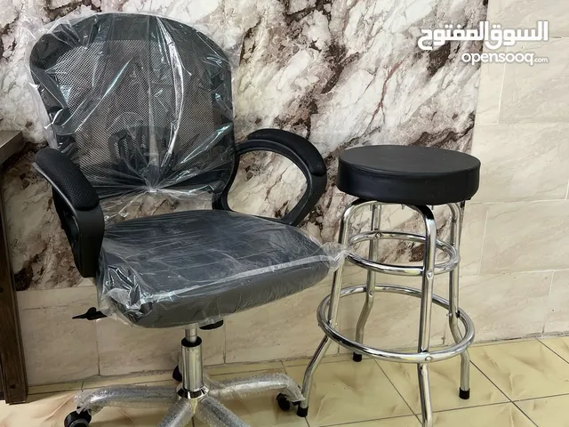راحتك تبدأ من هنا! سواء كنت تشتغل لساعات طويلة أو تستقبل عملاءك، الكرسي المناسب يصنع الفرق!