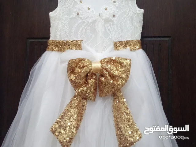 بدله بناتي لون احمر بحال الجديد بسعر 5 دنانير وفوشي بتلبس عمر 9/10 سنين بسعر 8 دنانير والابيض 10