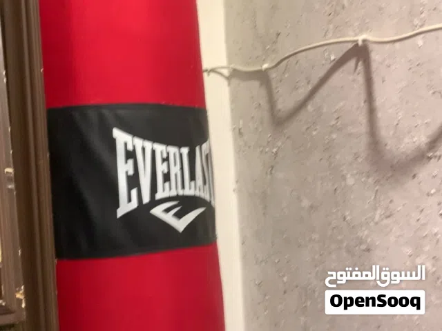 كيس ملاكمه جديد ما نلعب عليه مطلوب فيو اشي بسيط ولي بدو يحكي معي